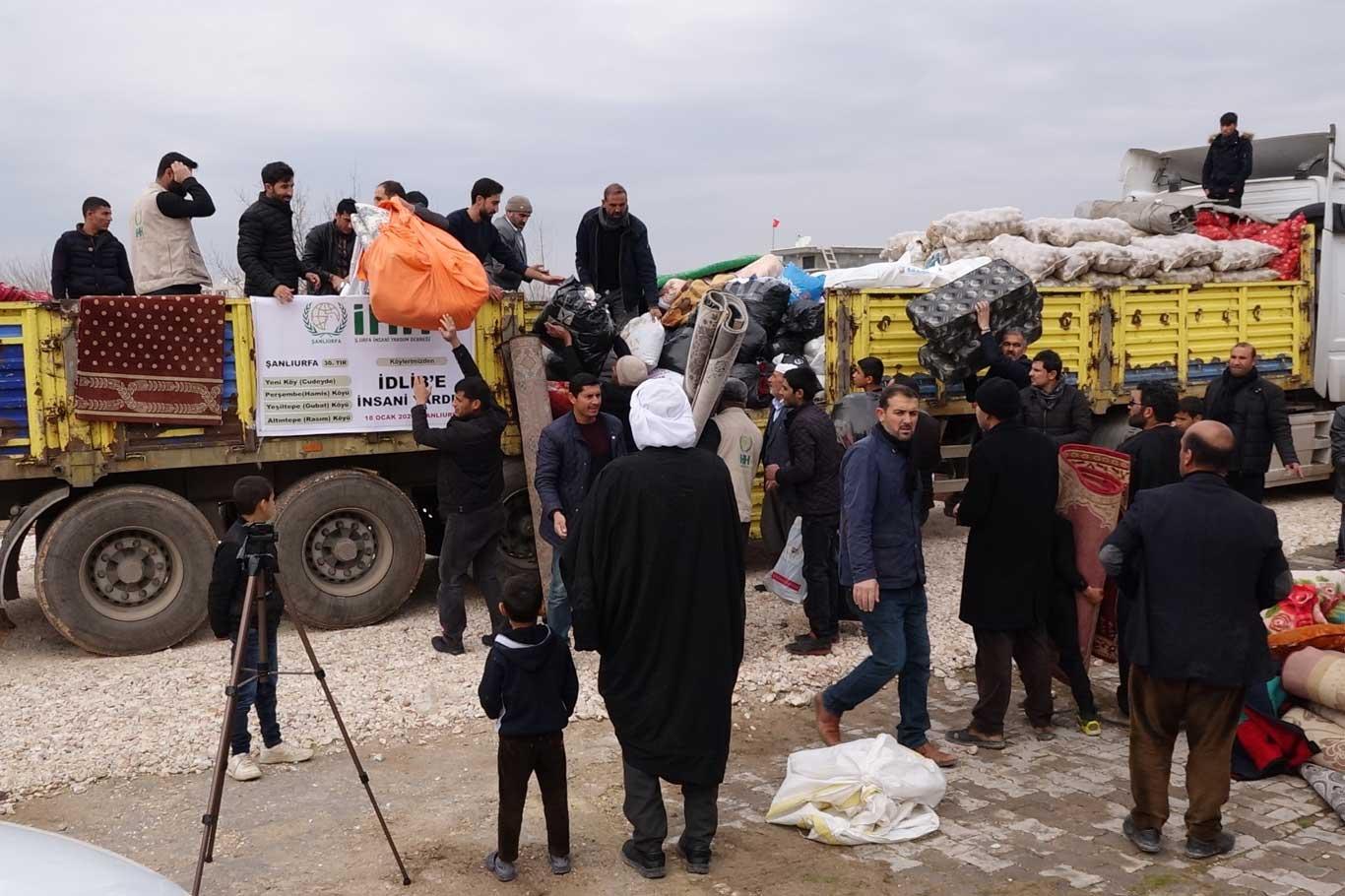 Mahalle sakinleri evlerindeki eşyaları İdlibli kardeşlerine yolladı